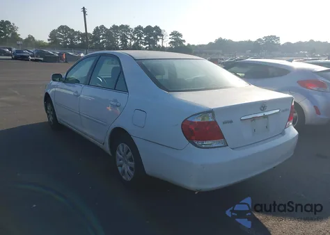 2005 Toyota Camry Le z USA, uszkodzony, nr VIN 4T1BE32K65U425597